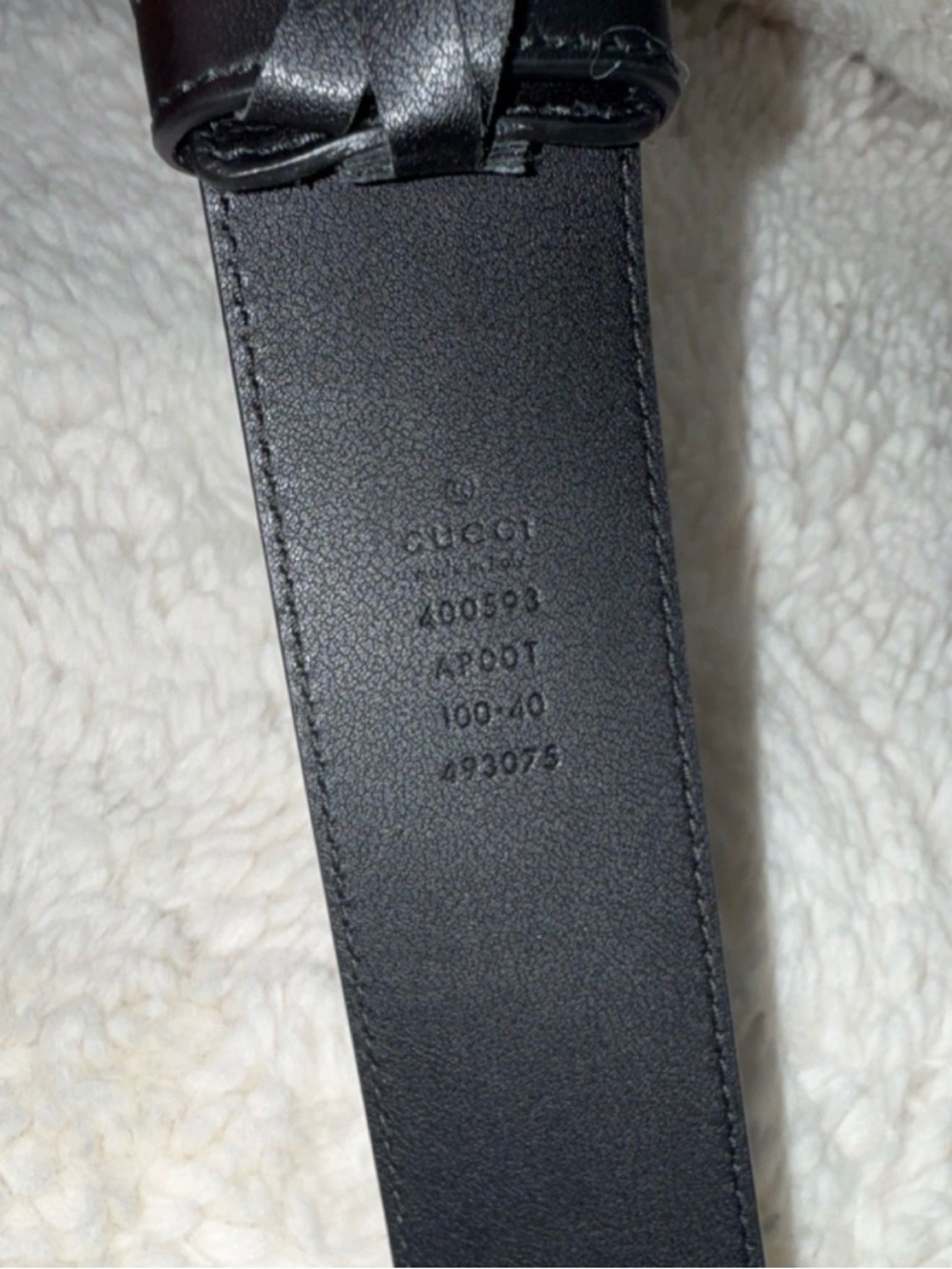 Gucci Black Leather Belt with Gold Buckle Accent - Picture 2 of 2